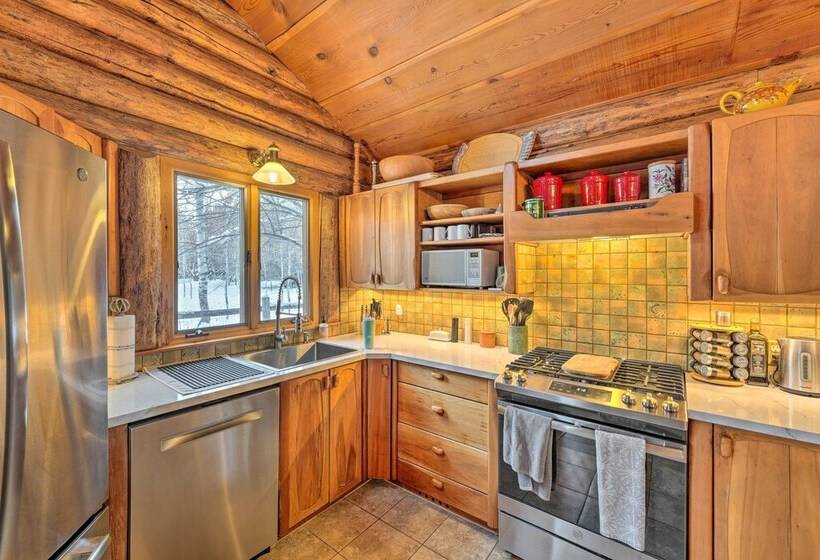 Life On Easy Street W/ Hot Tub: 7 Mi To Dwtn!