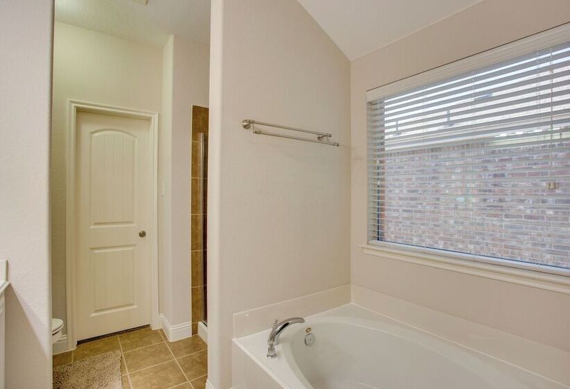 3 Mi To Union Park: Little Elm Escape W/ Patio