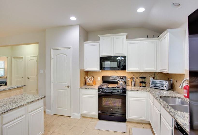 3 Mi To Union Park: Little Elm Escape W/ Patio