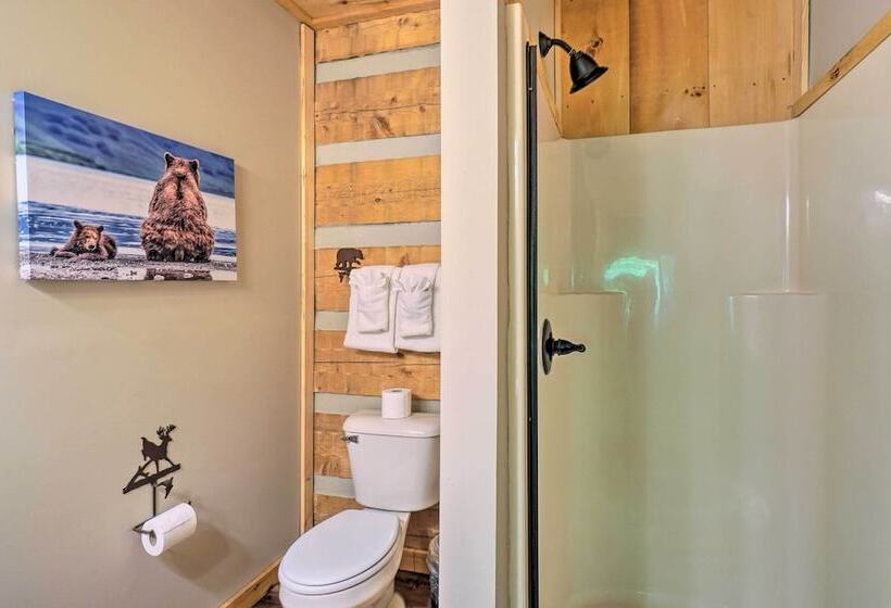 Cabin W/ Decks & Fireplace: 11 Mi To Pigeon Forge!