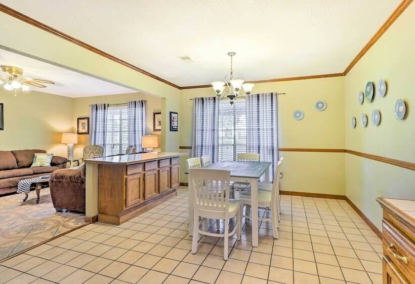 Long Beach Hideaway: Walk To Beach, Shops & Bars!