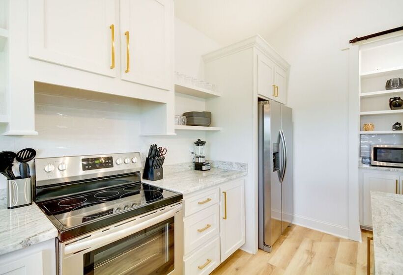 Lovely Bay St Louis Retreat W/ Dock & Canal Access