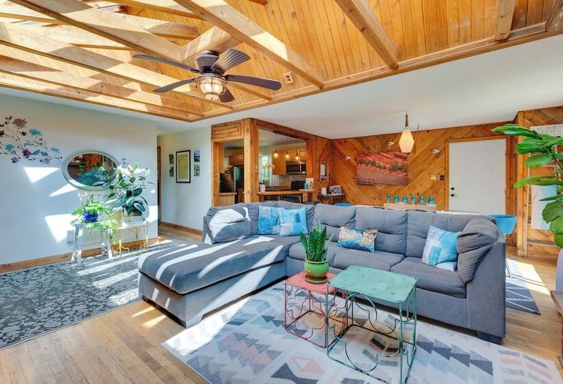 Stunning Golden Home W/ Deck ~ 35 Mi To Denver!