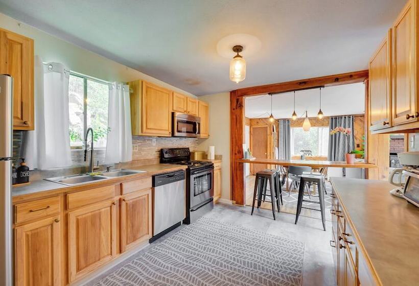 Stunning Golden Home W/ Deck ~ 35 Mi To Denver!