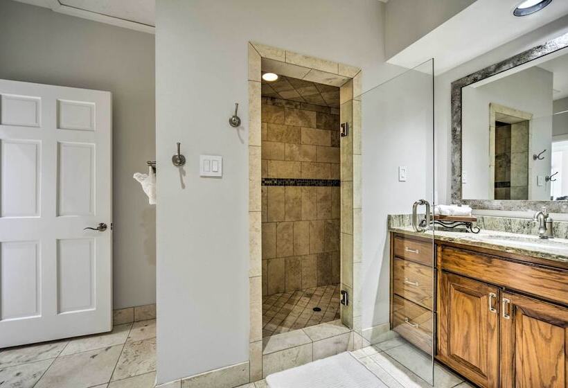 Lovely Spicewood Cottage W/ Patio & Grill!