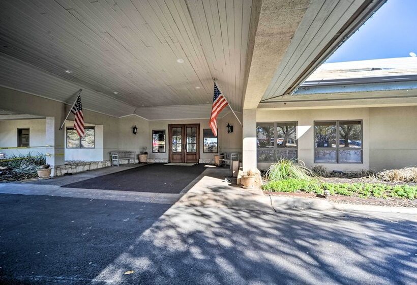 Lovely Spicewood Cottage W/ Patio & Grill!