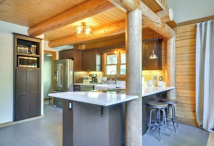 Luxe Cabin In The Woods: Walk To Lake!