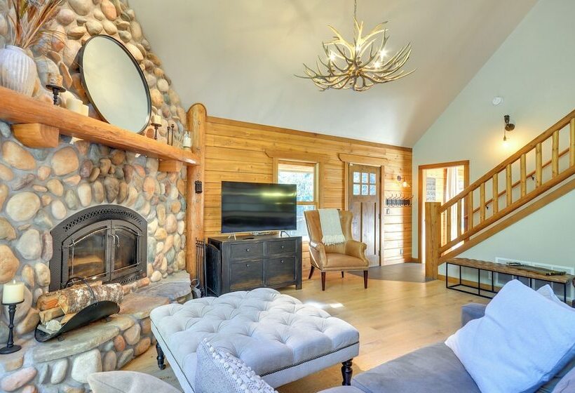 Luxe Cabin In The Woods: Walk To Lake!
