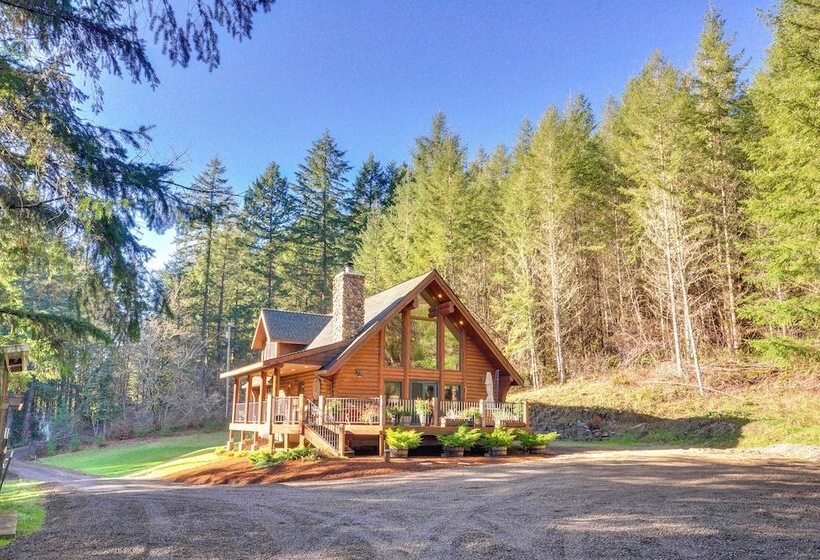 Luxe Cabin In The Woods: Walk To Lake!