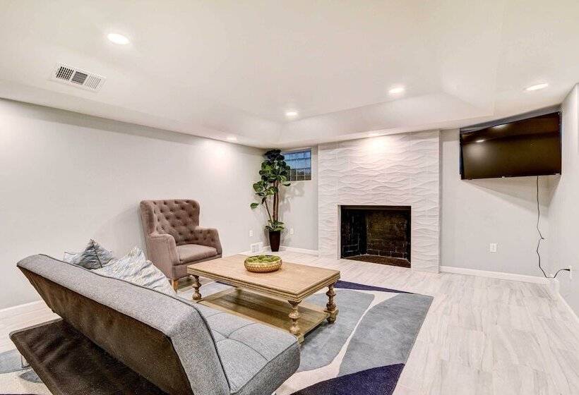 Luxurious Detroit Home Walk To Golf & Park!