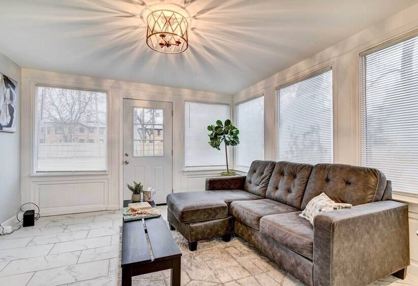 Luxurious Detroit Home Walk To Golf & Park!