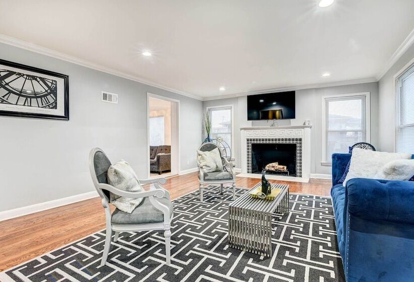 Luxurious Detroit Home Walk To Golf & Park!