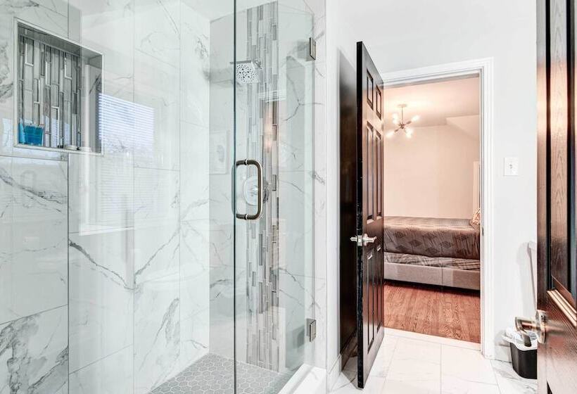 Luxurious Detroit Home Walk To Golf & Park!