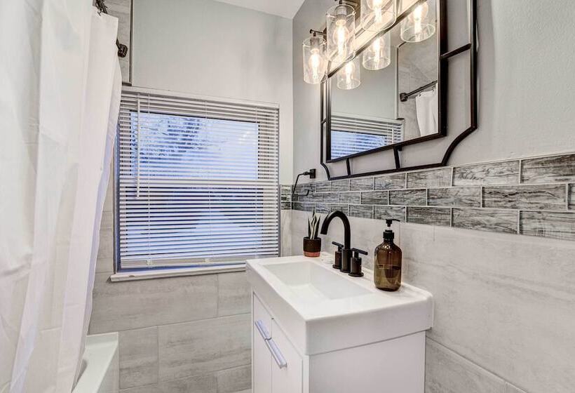 Luxurious Detroit Home   Walk To Golf & Park!