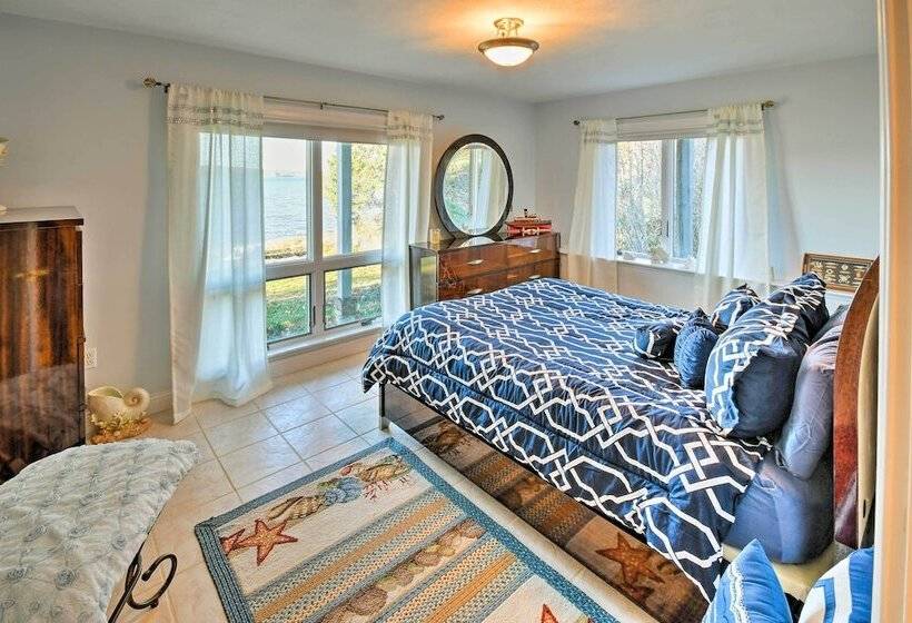 Luxurious Oceanfront Flanders Bay Home W/ Kayaks!