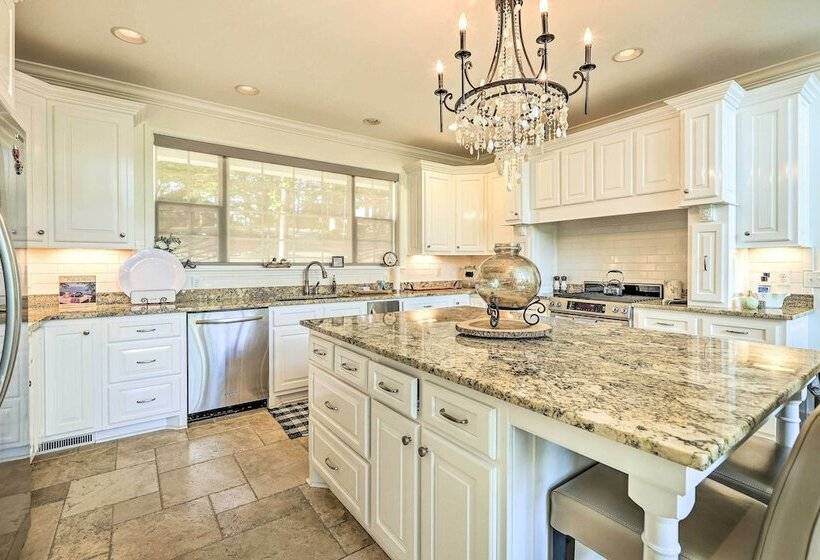 Luxurious Waterfront Home On Pickwick Lake!