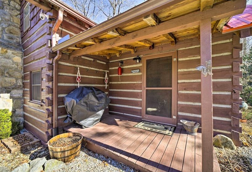 Maggie Valley Cabin W/ Game Room + Hot Tub!