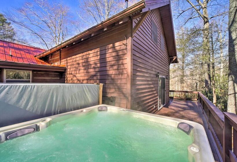 Maggie Valley Cabin W/ Game Room + Hot Tub!