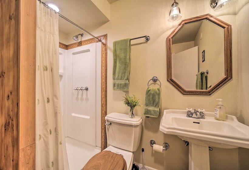 Maggie Valley Cabin W/ Game Room + Hot Tub!