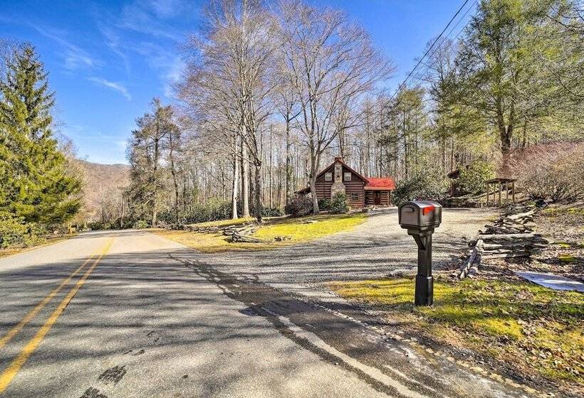 Maggie Valley Cabin W/ Game Room + Hot Tub!