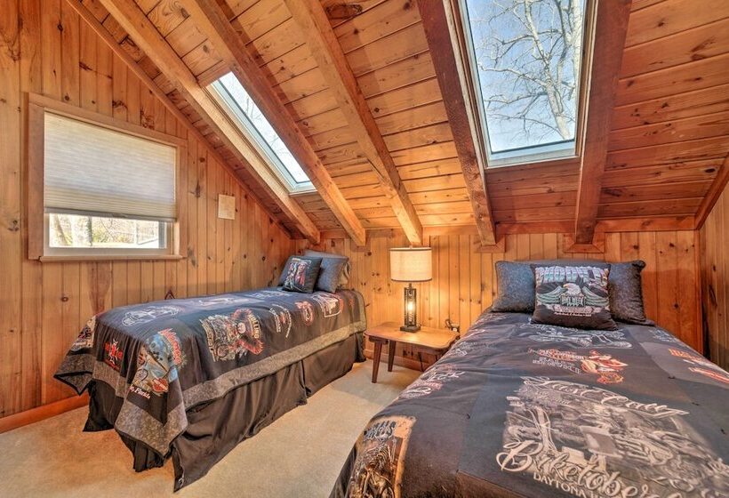 Maggie Valley Cabin W/ Game Room + Hot Tub!