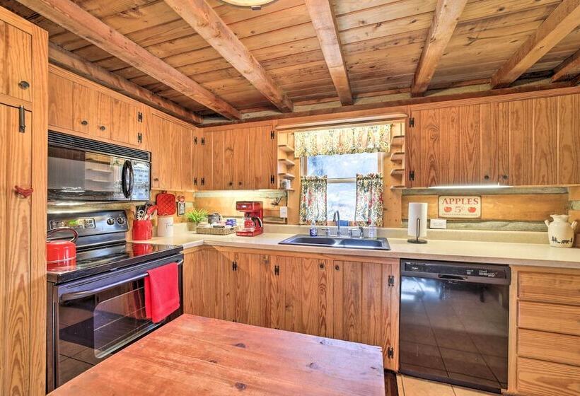 Maggie Valley Cabin W/ Game Room + Hot Tub!