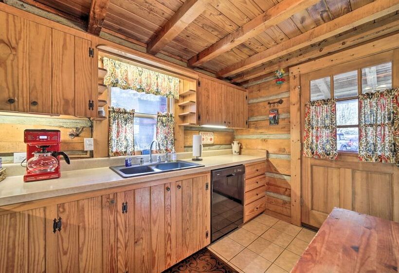 Maggie Valley Cabin W/ Game Room + Hot Tub!