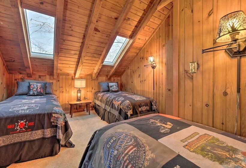Maggie Valley Cabin W/ Game Room + Hot Tub!