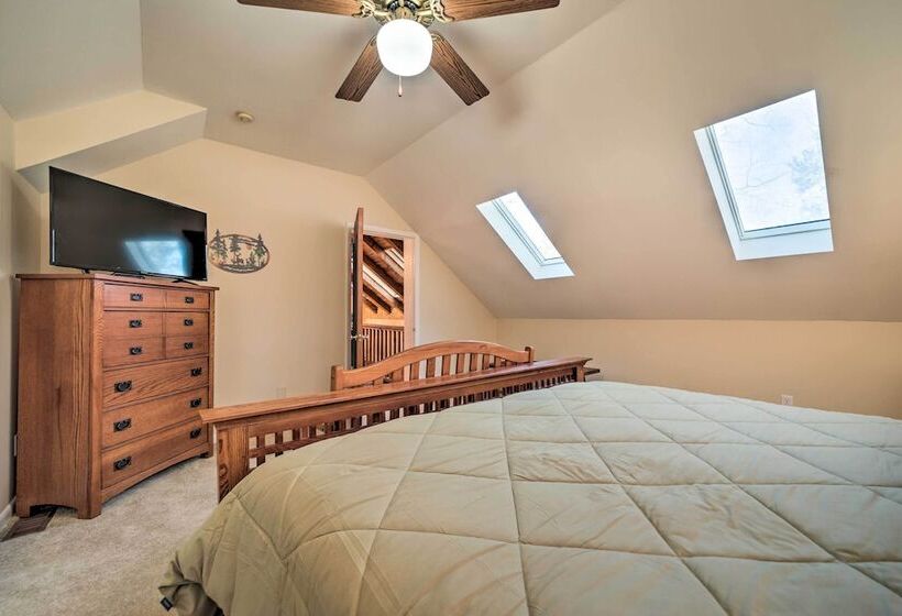 Maggie Valley Cabin W/ Game Room + Hot Tub!