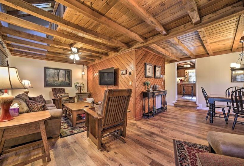 Maggie Valley Cabin W/ Game Room + Hot Tub!