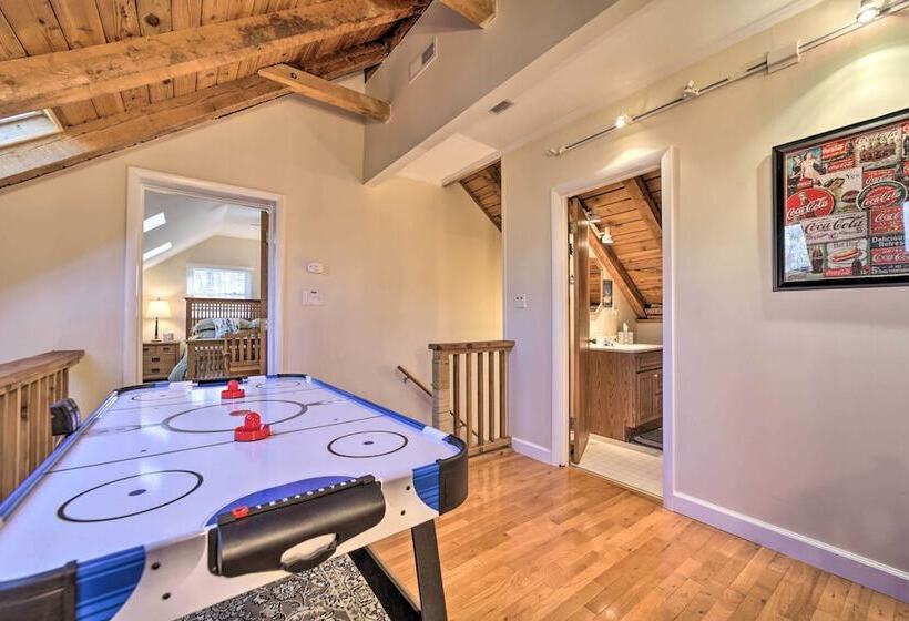 Maggie Valley Cabin W/ Game Room + Hot Tub!