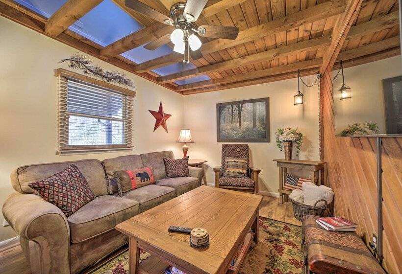 Maggie Valley Cabin W/ Game Room + Hot Tub!