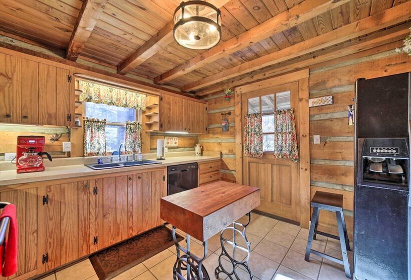 Maggie Valley Cabin W/ Game Room + Hot Tub!