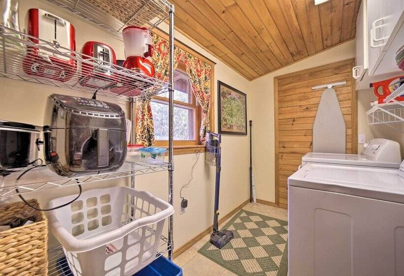 Maggie Valley Cabin W/ Game Room + Hot Tub!