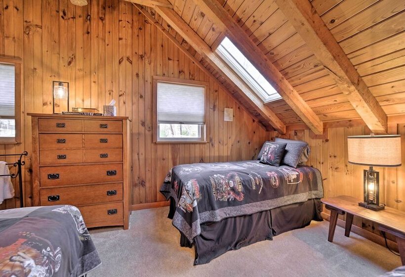 Maggie Valley Cabin W/ Game Room + Hot Tub!