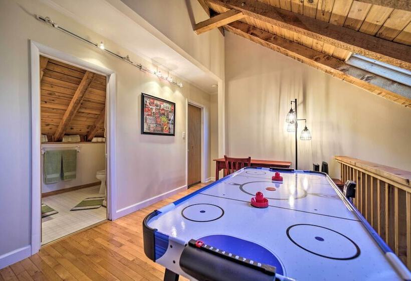 Maggie Valley Cabin W/ Game Room + Hot Tub!