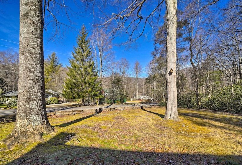 Maggie Valley Cabin W/ Game Room + Hot Tub!