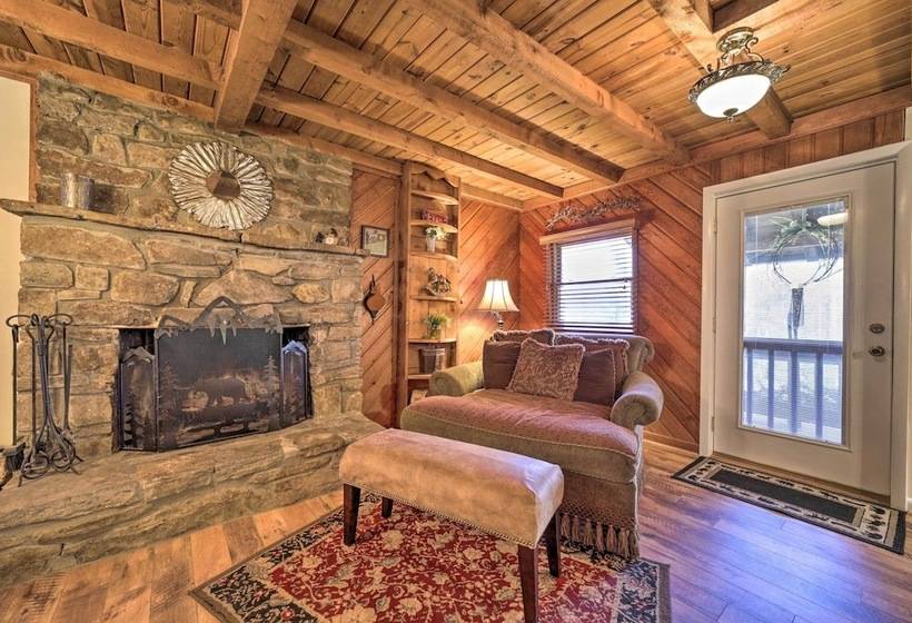 Maggie Valley Cabin W/ Game Room + Hot Tub!
