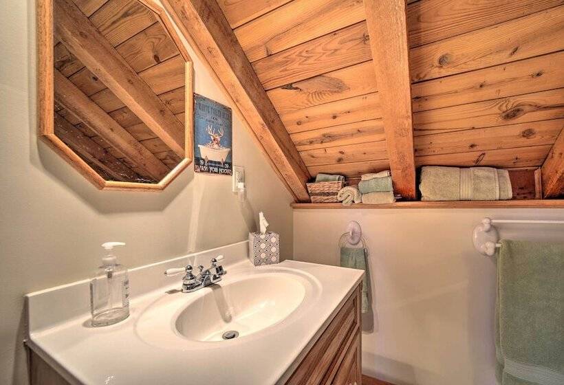 Maggie Valley Cabin W/ Game Room + Hot Tub!