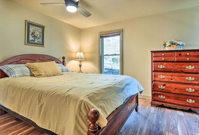 Peaceful Mars Hill Home W/ Porch & Mountain Views