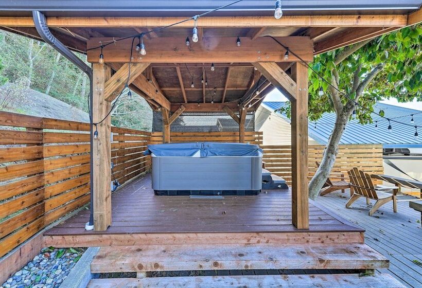 Mckees Beach House W/ Ocean Views, Hot Tub!