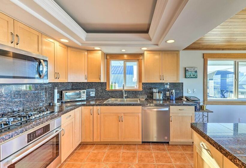 Mckees Beach House W/ Ocean Views, Hot Tub!