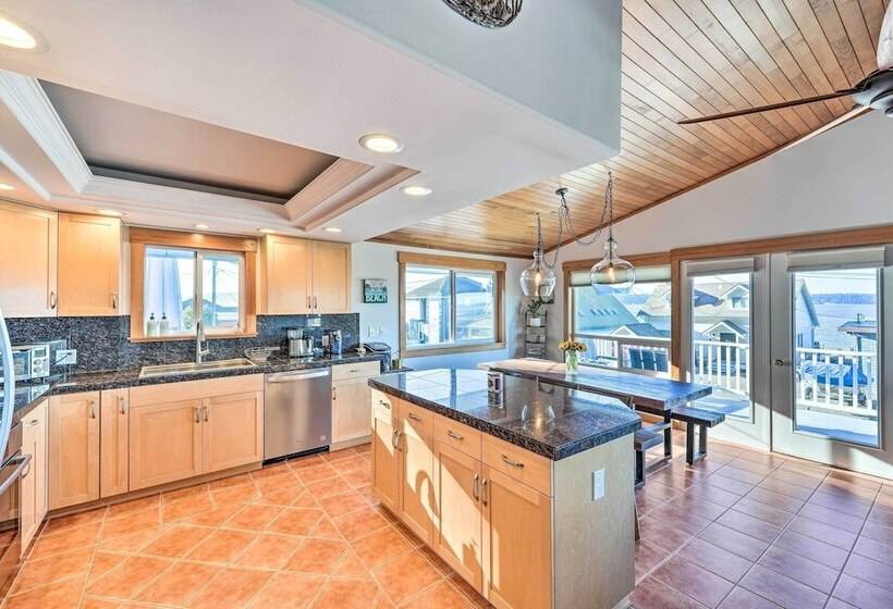 Mckees Beach House W/ Ocean Views, Hot Tub!