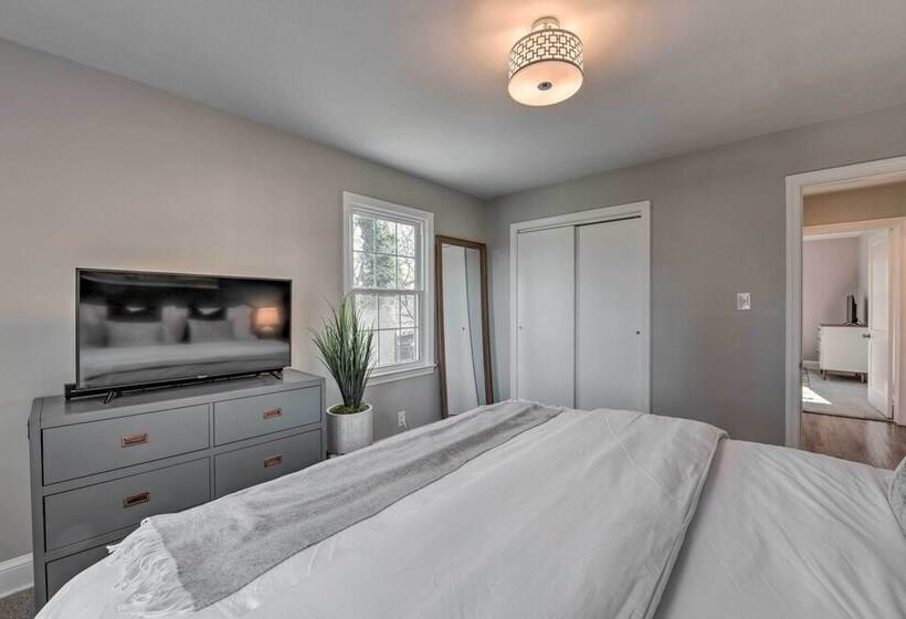 Mid Century Modern Cottage In Ardmore Area!