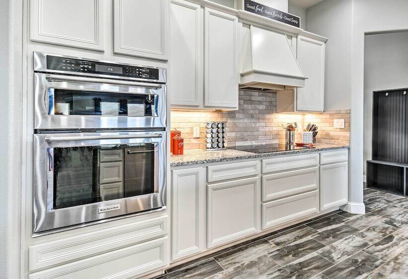 Modern Amarillo House W/ Fire Pit + Hot Tub!