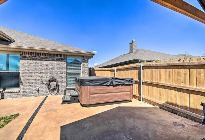 Modern Amarillo House W/ Fire Pit + Hot Tub!