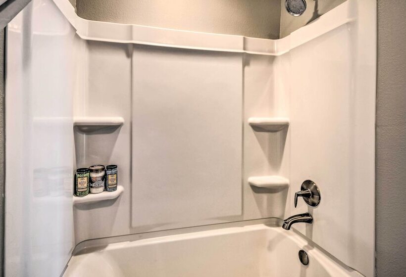 Modern Amarillo House W/ Fire Pit + Hot Tub!