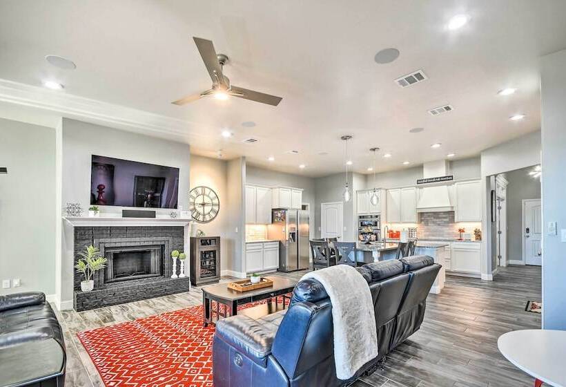 Modern Amarillo House W/ Fire Pit + Hot Tub!