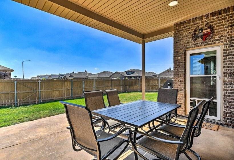 Modern Amarillo House W/ Fire Pit + Hot Tub!