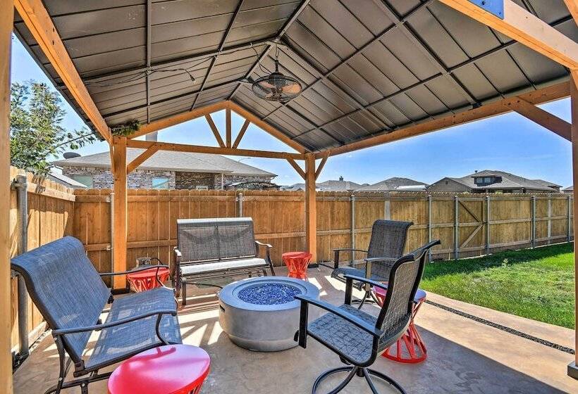 Modern Amarillo House W/ Fire Pit + Hot Tub!